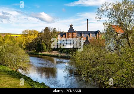 Restaurierte Pagode auf der viktorianischen Malzmühle PureMalt bei River Tyne an einem sonnigen Tag, Haddington, East Lothian, Schottland, Großbritannien Stockfoto