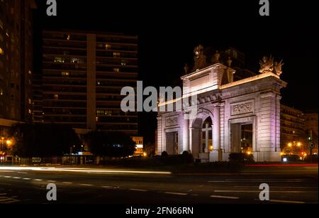 Denkmal der 'Puerta del Mar' (Meertor) in der Stadt Valencia, Spanien, bei Nacht mit Ampelwegen. Reisekonzept Stockfoto