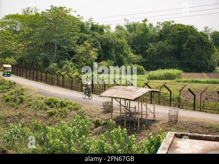 Nabin Nagar, Tehatta, Westbengalen; Indien. Mai 2021. Bangladesch schließt die Grenze zu Indien aufgrund des starken Anstiegs der Coronavirus-Fälle (Covid-19) im Nachbarland Indien ab. Dieses Foto wurde am internationalen Grenzzaun zwischen Indien und Bangladesch aufgenommen. Stockfoto