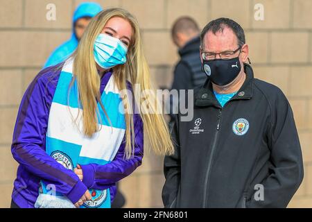 Zwei Manchester City-Fans warten darauf, ihr Team vor dem St. James' Park zu begrüßen Stockfoto