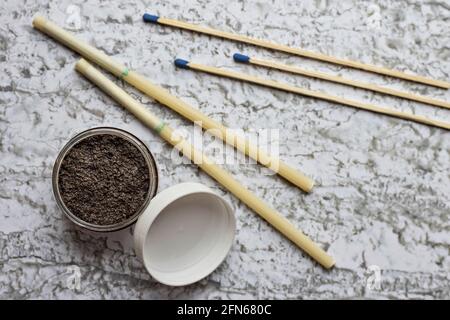 Wachskerzen zum Reinigen der Ohren. Alternative Medizin. Stockfoto