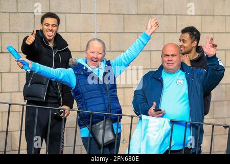Zwei Manchester City feiern vor dem St. James' Park, während sie auf die Ankunft ihres Teams warten Stockfoto