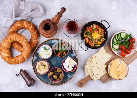 Traditionelles türkisches Frühstück mit Meze und Simit Stockfoto