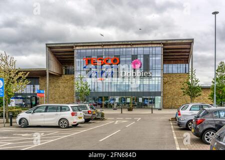 Ein Tesco Extra Supermarkt mit einem Dobbies Gartencenter. Stockfoto