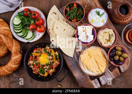 Traditionelles türkisches Frühstück mit Meze und Simit Stockfoto