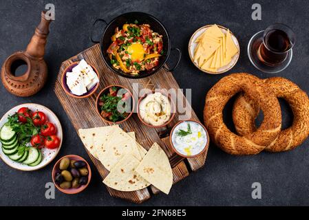 Traditionelles türkisches Frühstück mit Meze und Simit Stockfoto