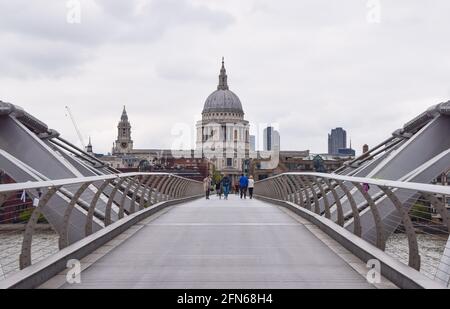 London, Großbritannien. Mai 2021. St Paul's Cathedral und Millennium Bridge an einem bewölkten Tag. Stockfoto