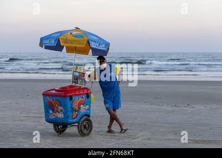 Eisverkäufer posiert für ein Porträt am Strand Stockfoto