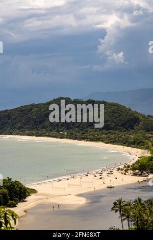 Blick von der Spitze des Strandes Barra do Una, brasilianische Küste. Landschaft von einem schönen Strand. Stockfoto