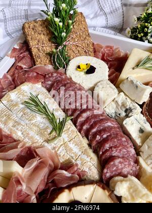 Charcuterie Weidebrett mit Prosciutto, Salami und verschiedenen Käse Stockfoto