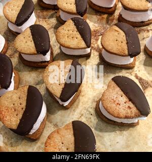 Herzförmige S'mores auf Backblech mit Pergamentpapier Stockfoto