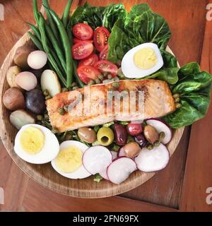 Lachs Nicoise Salat Stockfoto