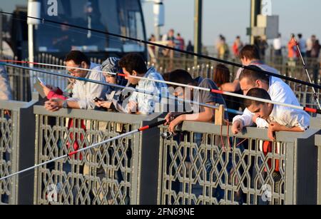 Angeln auf der Galata-Brücke in Istanbul. Jeden Tag gehen die Leute mit ihren Stäben dorthin, in der Hoffnung, etwas zum Abendessen zu fangen. Stockfoto
