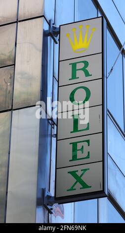 Stockholm, Schweden - 12. Mai 2021: Rolex-Werbeschild vor dem Uhrenladen Rob Engstrom in der Drottningagatan-Straße. Stockfoto