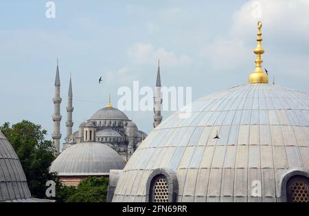 Blick von der Hagia Sophia auf die gewölbten Gebäude zur Blauen Moschee in der Ferne. Klassische Ansicht von Istanbul, Türkei. Stockfoto