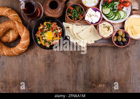 Traditionelles türkisches Frühstück mit Meze und Simit Stockfoto