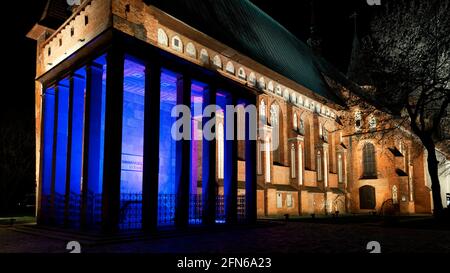 Grab von Immanuel Kant Grab mit heller Beleuchtung in der Nacht Vor dem Hintergrund des Königsberger Doms Stockfoto