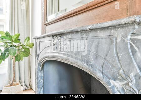 Eleganter Marmorkamin unter dem Spiegel Stockfoto