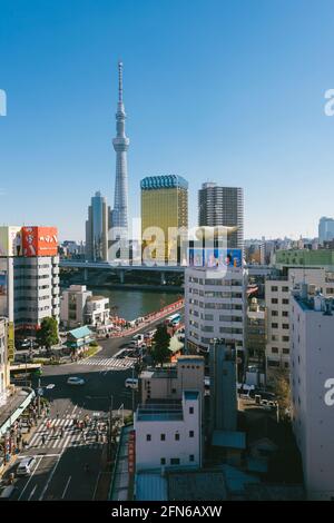 Tokio, Japan - 10. Januar 2016: Eyriel-Ansicht des Asakusa-Viertels in Tokio. Skytree, Kaminarimon, Asakusa Culture Tourist Information Centre, Asahi Bee Stockfoto