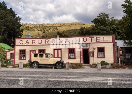 Ein beliebter Fotoort: Das historische Cardrona Hotel an der Crown Range Road in der Nähe von Lake Wanaka mit einem passenden Ford Model A davor. Stockfoto