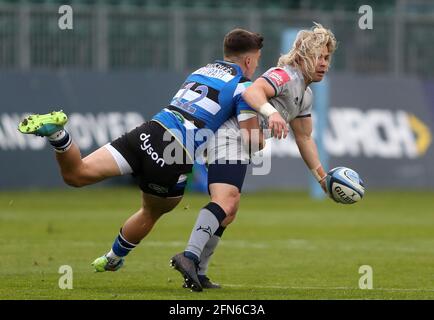 Sale Sharks' FAF De Klerk (rechts) wurde vom Bath Rugby-Team Cameron Redpath während des Spiels der Gallagher Premiership am Recreation Ground in Bath angegangen. Bilddatum: Freitag, 14. Mai 2021. Stockfoto