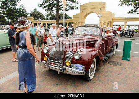 Die Kunst des stilvollen Fahrens: Vorderansicht eines Packard Super Acht-Sixty Cabriolet-Klassikers ab 1941 beim Art Deco Weekend in Napier. Stockfoto