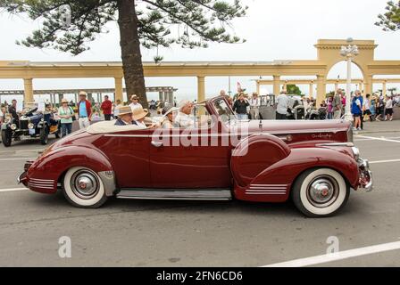 Die Kunst des stilvollen Fahrens: Seitenansicht eines Packard Super Acht-Sixty Cabriolet-Klassikers ab 1941 Uhr am Art déco-Wochenende in Napier. Stockfoto