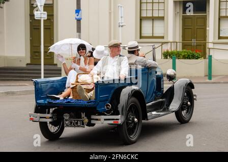 Reiten mit Stil: Eine Gruppe, die an der jährlichen Feier während des Art déco-Wochenendes in Napier teilnimmt, gekleidet im Stil der 30s Jahre auf der Rückseite einer klassischen Abholung. Stockfoto