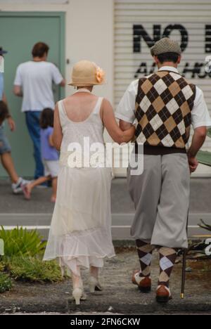 Stilvoll unterwegs: Ein Paar, das an der jährlichen Feier während des Art déco-Wochenendes in Napier im Stil der 30s teilnimmt. Stockfoto