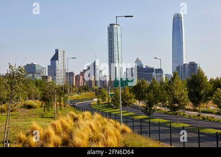 Parque Bicentenario mit Blick auf den Torre Costanera in Santiago Chile Südamerika Stockfoto