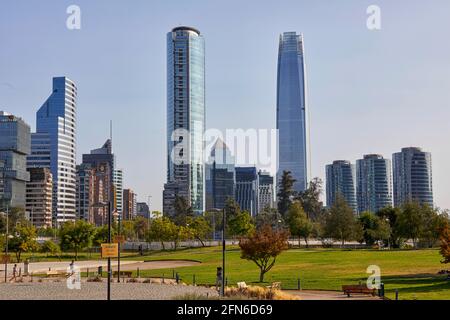 Parque Bicentenario mit Blick auf den Torre Costanera in Santiago Chile Südamerika Stockfoto