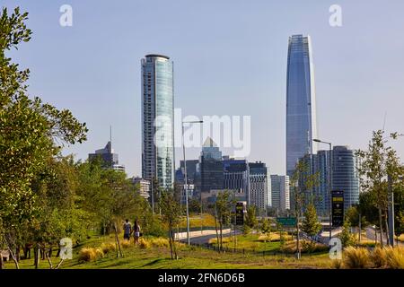 Parque Bicentenario mit Blick auf den Torre Costanera in Santiago Chile Südamerika Stockfoto