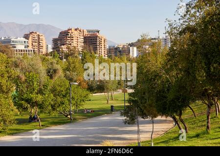 Parque Bicentenario mit Blick auf den Torre Costanera in Santiago Chile Südamerika Stockfoto