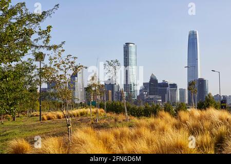 Parque Bicentenario mit Blick auf den Torre Costanera in Santiago Chile Südamerika Stockfoto