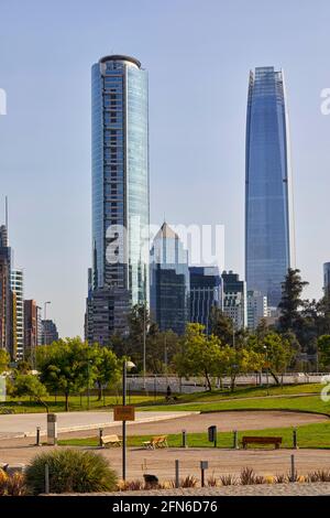 Parque Bicentenario mit Blick auf den Torre Costanera in Santiago Chile Südamerika Stockfoto