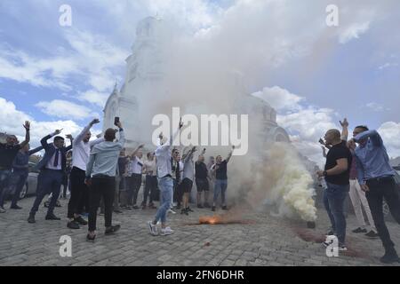 Sofia, Bulgarien - 14 2021. Mai: Absolventen treffen sich vor der Kathedrale von St. Alexandar Nevski, um ihre Abschlussfeier mit Rauchstöcken zu feiern. Stockfoto