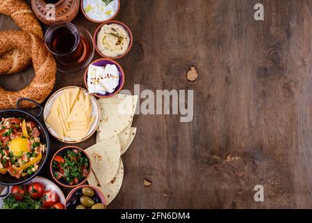 Traditionelles türkisches Frühstück mit Meze und Simit Stockfoto