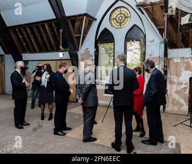 MERTHYR TYDFIL, WALES - 14. MAI 2021: Prinz Charles besucht die Merthyr Tydfil Synagoge und hört sich Pläne an, das denkmalgeschützte Gebäude schließlich wieder in seinen formalen Glanz zu bringen. Bildnachweis John Smith / Alamy Live News Stockfoto