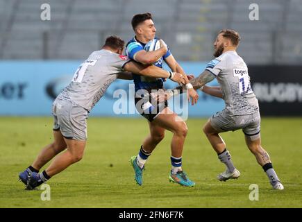 Cameron Redpath von Bath Rugby (Mitte) wurde von Sale Sharks' Coenie Oosterhuizen (links) und Byron McGuigan (rechts) während des Spiels der Gallagher Premiership am Recreation Ground in Bath angegangen. Bilddatum: Freitag, 14. Mai 2021. Stockfoto