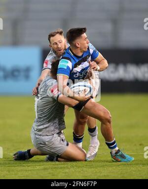 Cameron Redpath von Bath Rugby (Mitte) wurde von Sale Sharks' Coenie Oosterhuizen (links) und Byron McGuigan (rechts) während des Spiels der Gallagher Premiership am Recreation Ground in Bath angegangen. Bilddatum: Freitag, 14. Mai 2021. Stockfoto