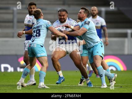 Konrad Hurrell von Leeds Rhinos (Mitte) wurde von Olly Ashlin-Bott von Wakefield Trinity (links) und Matty Ashurst (rechts) während des Matches der Betfred Super League im Emerald Headingley Stadium, Leeds, angegangen. Bilddatum: Freitag, 14. Mai 2021. Stockfoto