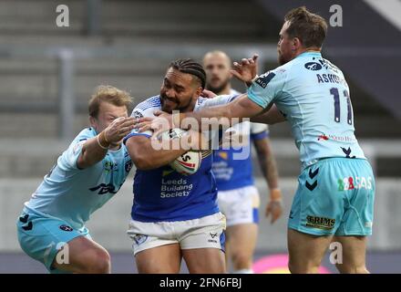 Konrad Hurrell von Leeds Rhinos (Mitte) wurde von Olly Ashlin-Bott von Wakefield Trinity (links) und Matty Ashurst (rechts) während des Matches der Betfred Super League im Emerald Headingley Stadium, Leeds, angegangen. Bilddatum: Freitag, 14. Mai 2021. Stockfoto