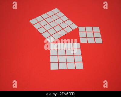 Geometrische Demonstration des Pythagoras-Theorems mit Pappquadraten Stockfoto