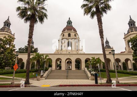 Pasadena, CA, USA - 11. Mai 2021: North Euclid Ave Ansicht der beigefarbenen Stein Rückseite mit Haupt-und Seitentürmen und Kuppel des historischen Rathauses unter Silve Stockfoto