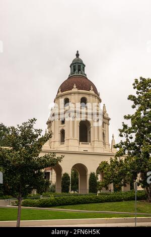 Pasadena, CA, USA - 11. Mai 2021: North Euclid Ave closeup Portrait von beigefarbenem Stein Hauptturm und Kuppel des historischen Rathauses unter silbernem Himmel. Handfläche Stockfoto