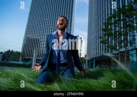 Frustrierter Geschäftsmann weinte. Überarbeiteter Unternehmer müde harte Arbeit, verärgert mit Firmenbankrott, leiden unter Stress und nervös. Stockfoto