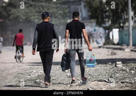 Gaza, Palästina. Mai 2021. Palästinenser fliehen während der israelischen Luft- und Artilleriesangriffe aus ihren Häusern, da die grenzüberschreitende Gewalt zwischen dem israelischen Militär und palästinensischen Militanten im nördlichen Gazastreifen andauert. (Foto von Nidal Alwaheidi/SOPA Images/Sipa USA) Quelle: SIPA USA/Alamy Live News Stockfoto