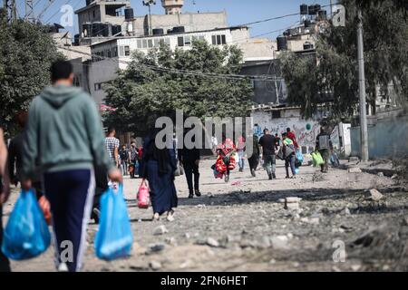 Gaza, Palästina. Mai 2021. Palästinenser tragen einen Teil ihrer Habseligkeiten in Beit Hanun im nördlichen Gazastreifen, während sie an einen sichereren Ort fliehen. (Foto von Nidal Alwaheidi/SOPA Images/Sipa USA) Quelle: SIPA USA/Alamy Live News Stockfoto