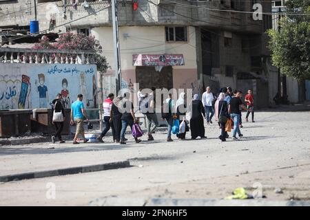 Gaza, Palästina. Mai 2021. Palästinenser tragen einen Teil ihrer Habseligkeiten in Beit Hanun im nördlichen Gazastreifen, während sie an einen sichereren Ort fliehen. (Foto von Nidal Alwaheidi/SOPA Images/Sipa USA) Quelle: SIPA USA/Alamy Live News Stockfoto