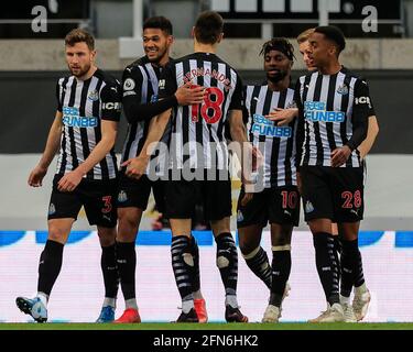 Newcastle, Großbritannien. Mai 2021. Joelinton #9 von Newcastle United feiert sein Ziel mit seinen Teamkollegen, es 2-2 in Newcastle, Großbritannien am 5/14/2021 zu schaffen. (Foto von Iam Burn/News Images/Sipa USA) Quelle: SIPA USA/Alamy Live News Stockfoto